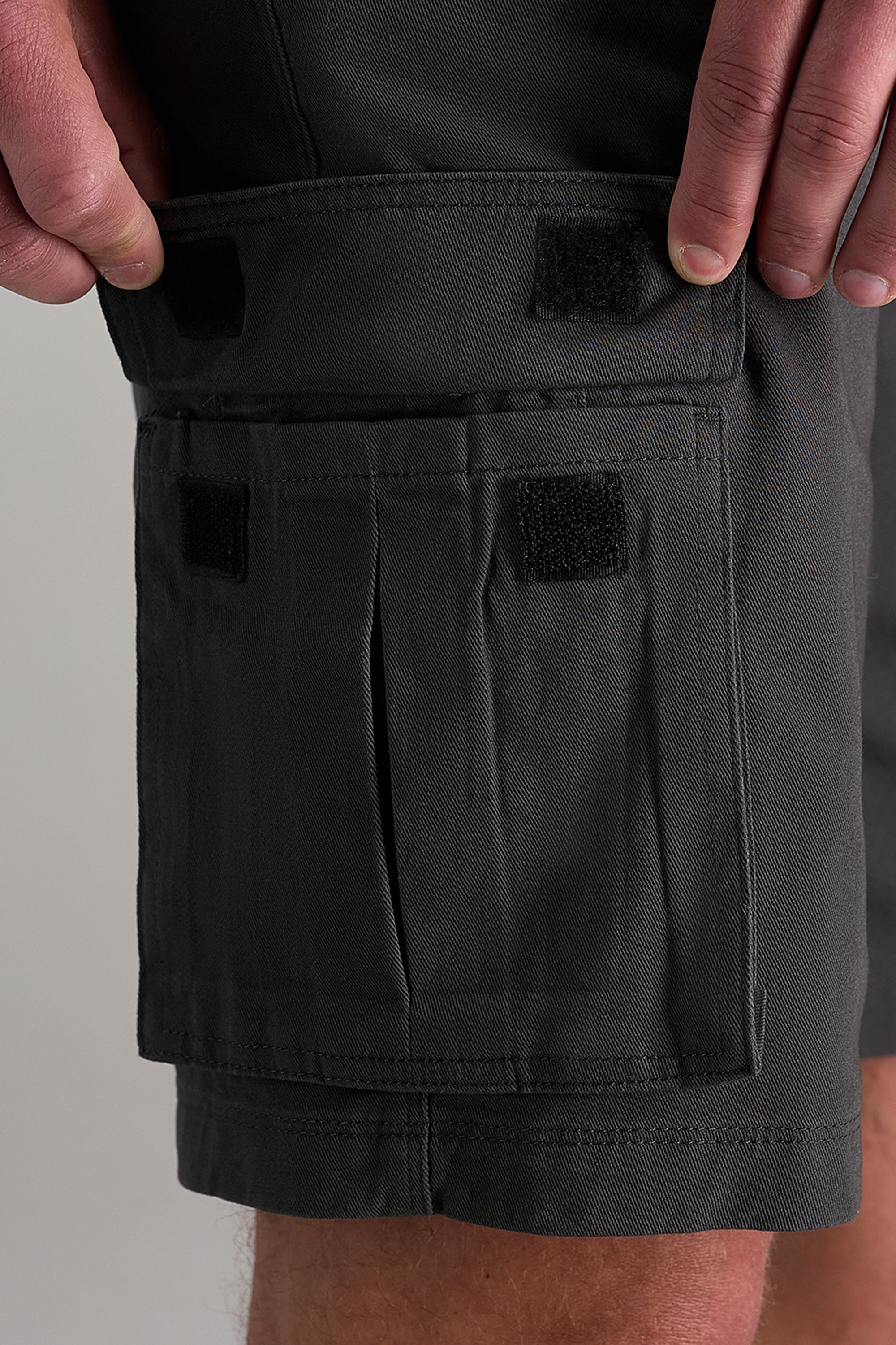 Stretch Cargo Short with Tech Pocketㅤ