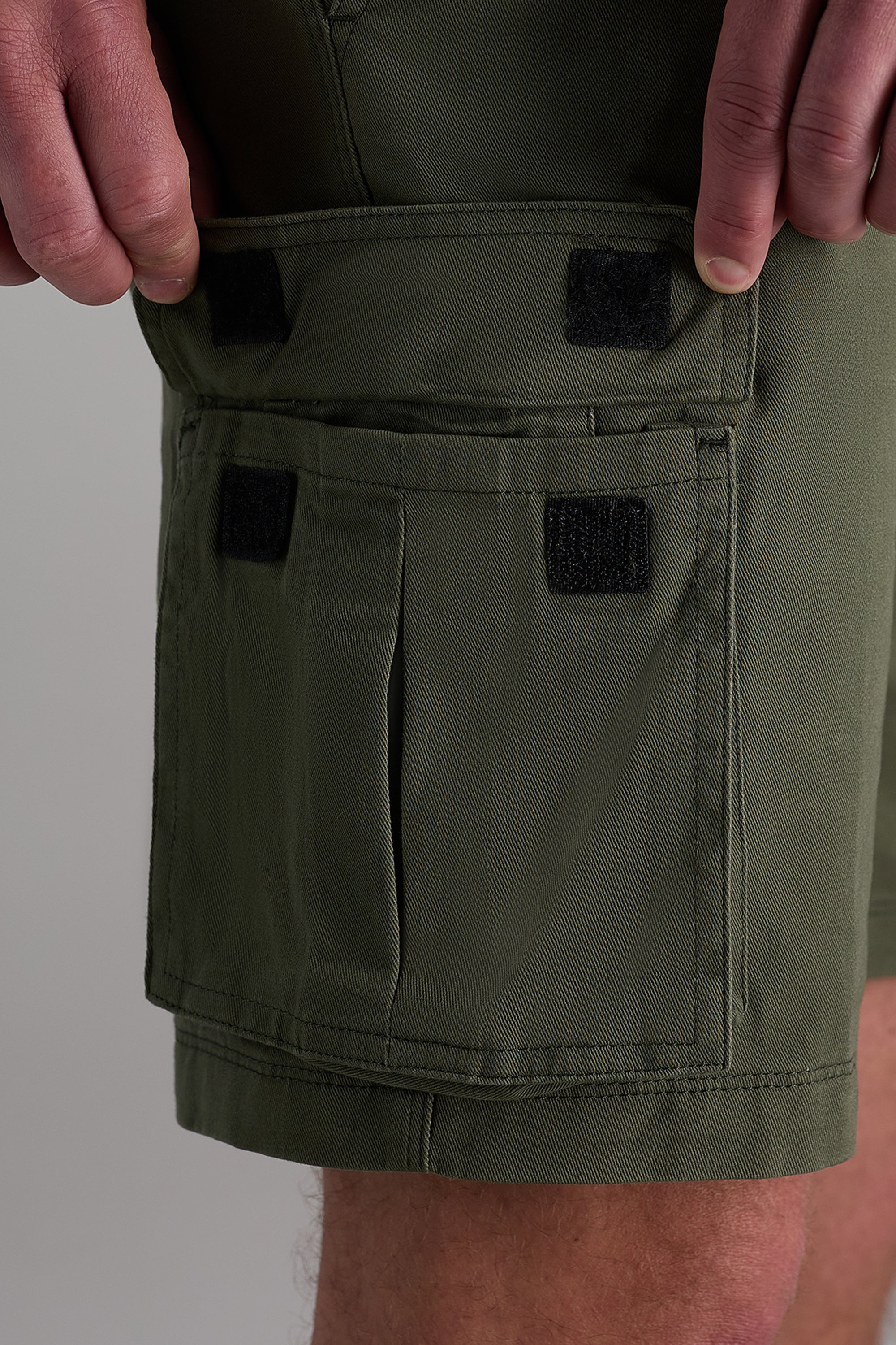 Stretch Cargo Short with Tech Pocketㅤ